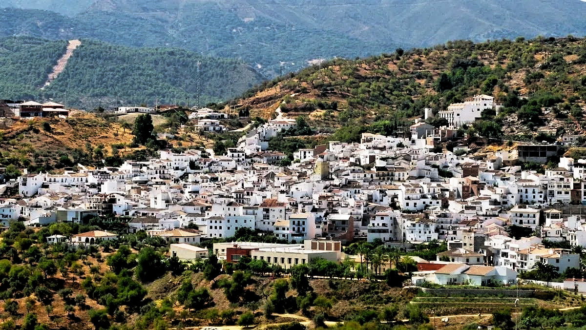 El pueblo de Guaro, en la Sierra de las Nieves